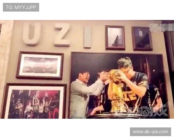 女朋友为男友拍摄游戏举牌照片展现甜蜜默契和爱意